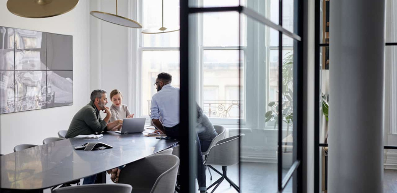 Fille avec son casque au bureau 